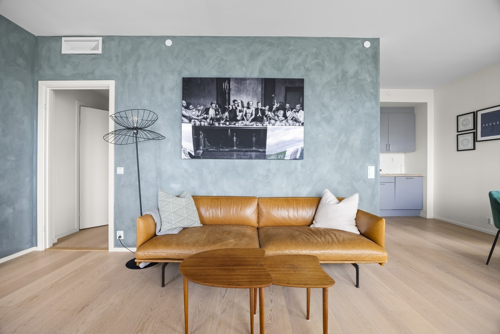 Leiligheten har pene overflater med lys parkett og malte vegger Galleribilde