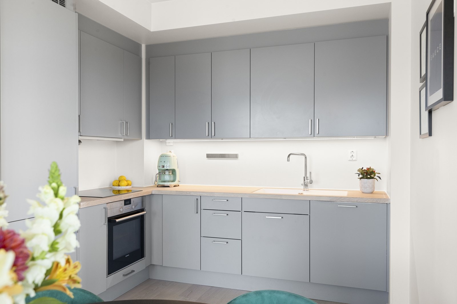 Kjøkkenet er godt utstyrt med integrerte hvitevarer som kjøle- og fryseskap, komfyr, platetopp og oppvaskmaskin Galleribilde