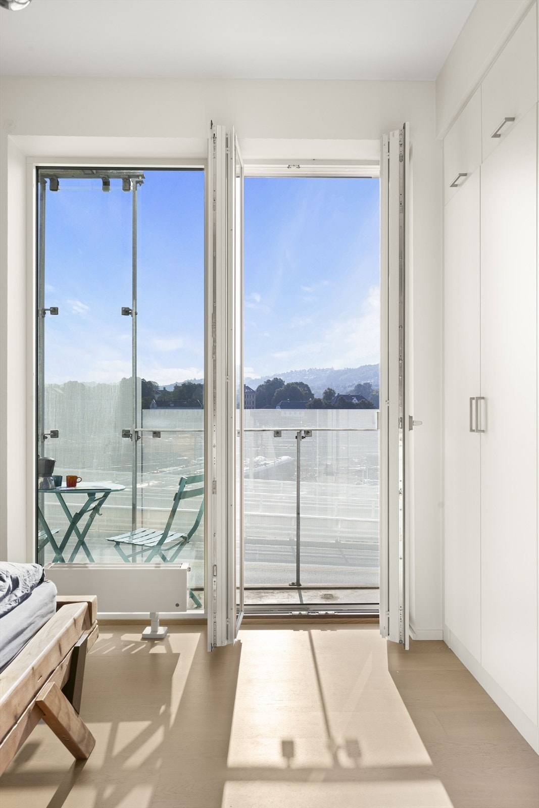 Fra hovedsoverommet er det tilgang til leilighetens andre balkong på 5 m² Galleribilde