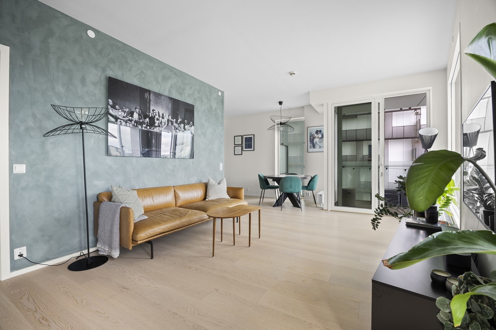 Leiligheten har en god planløsning som byr på en lys stue, et lekkert kjøkken, to balkonger, to lune soverom, en innbydende entré og et flislagt bad Galleribilde