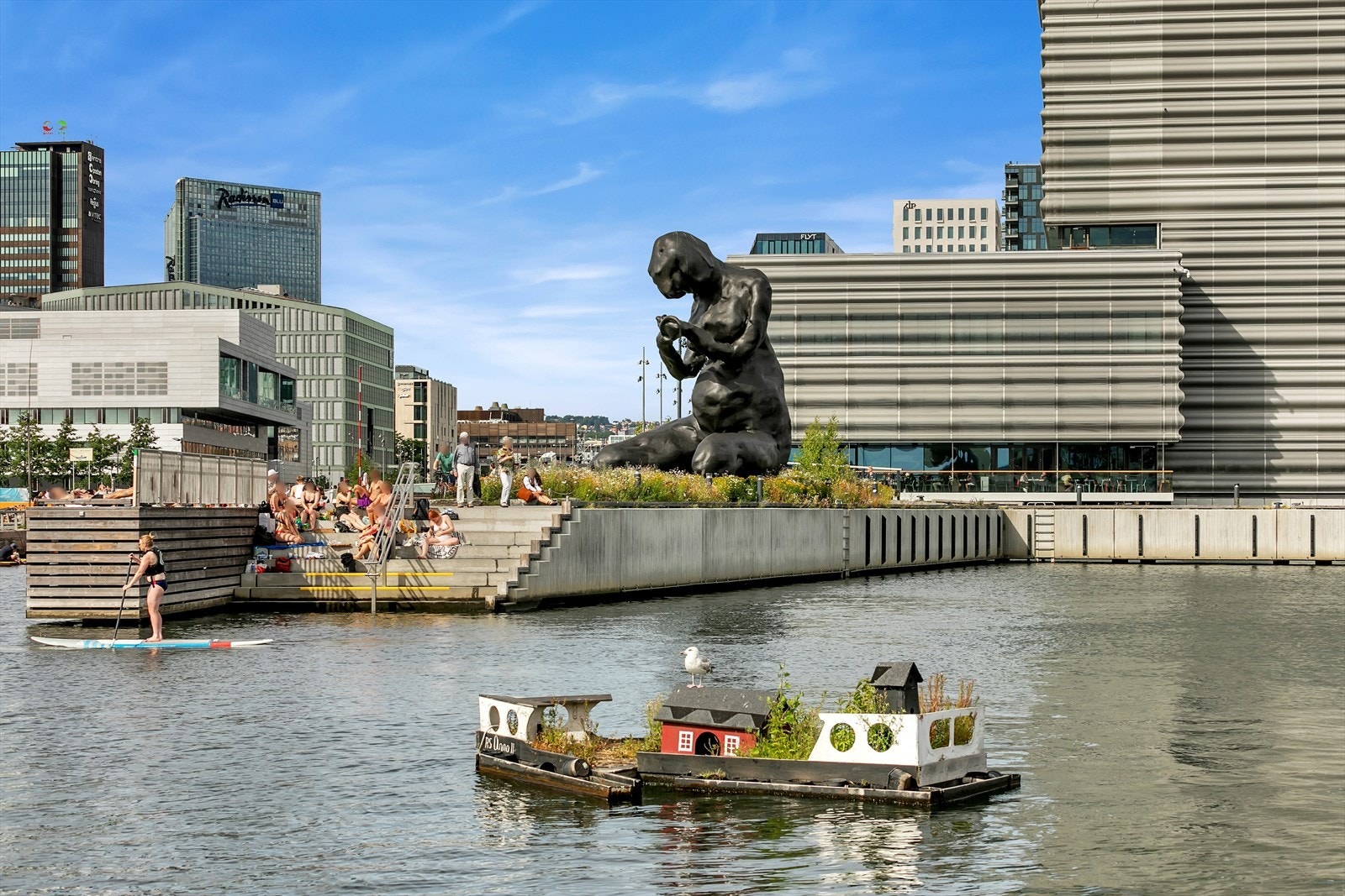 Det er kort vei til Munch-museet, Operaen og Deichmanske bibliotek - absolutt verdt et besøk! Galleribilde