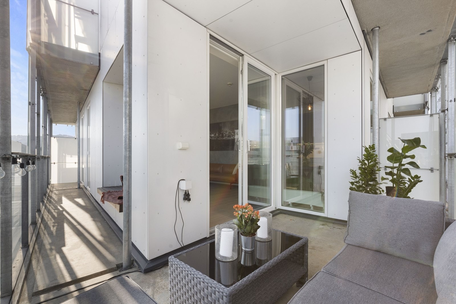 Her har du sol fra tidlig morgen- og igjen på ettermiddagen og ca. frem til 17:30 om sommeren. Balkongen er utstyrt med stikkontakter og utelys Galleribilde