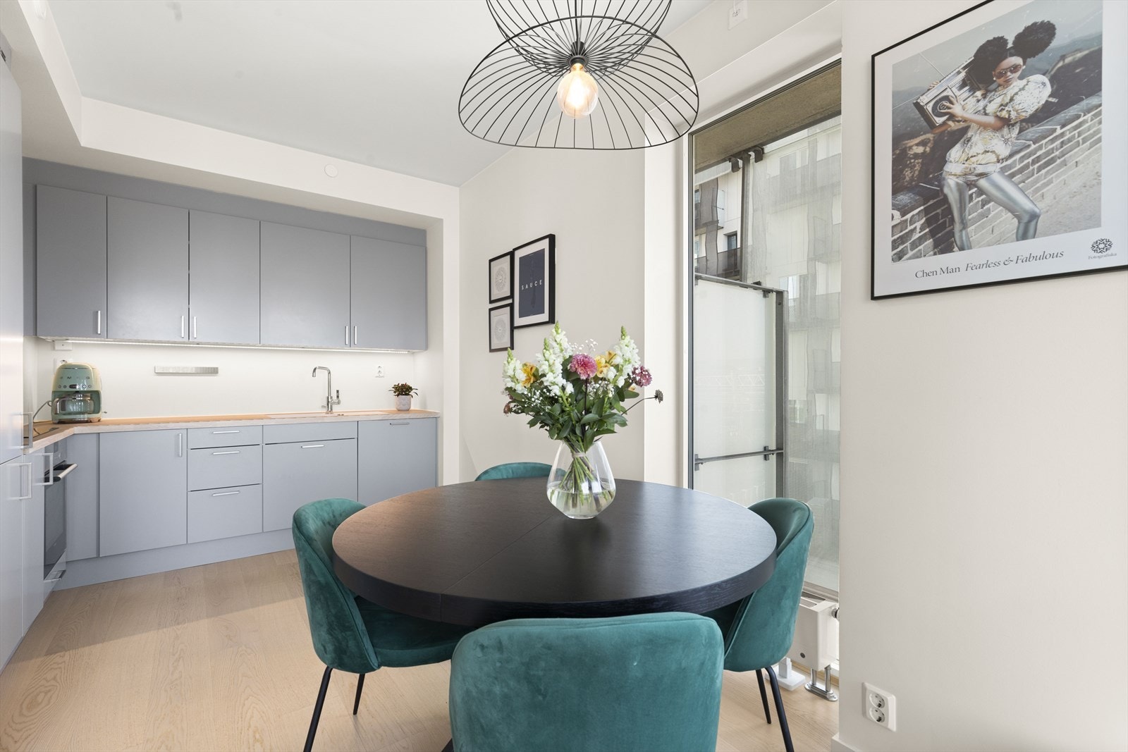 Det er plass til et hyggelig spisebord ved kjøkkenet Galleribilde