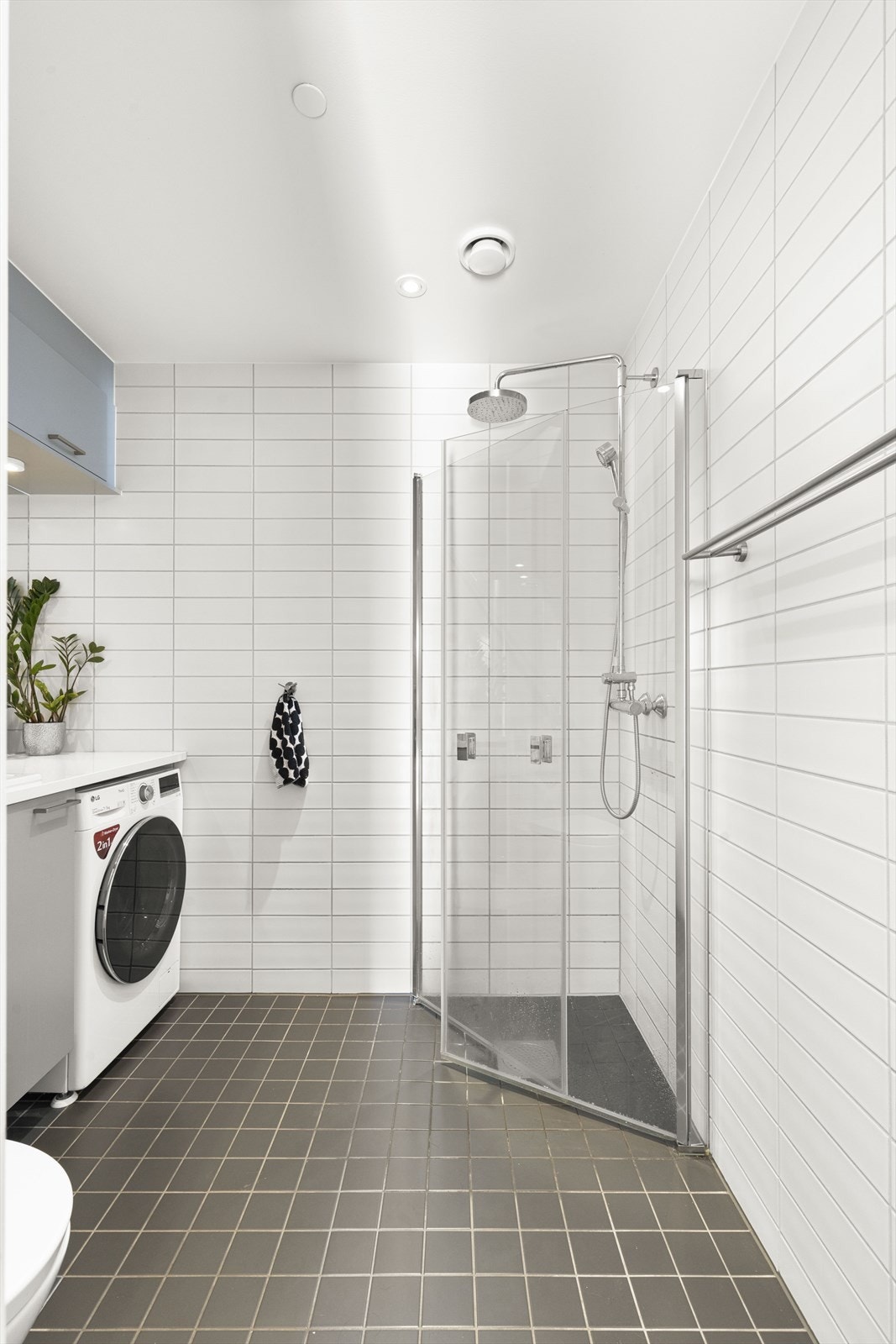 Baderomsinnredningen består av servantskap, dusjsone, toalett og opplegg for vaskemaskin Galleribilde