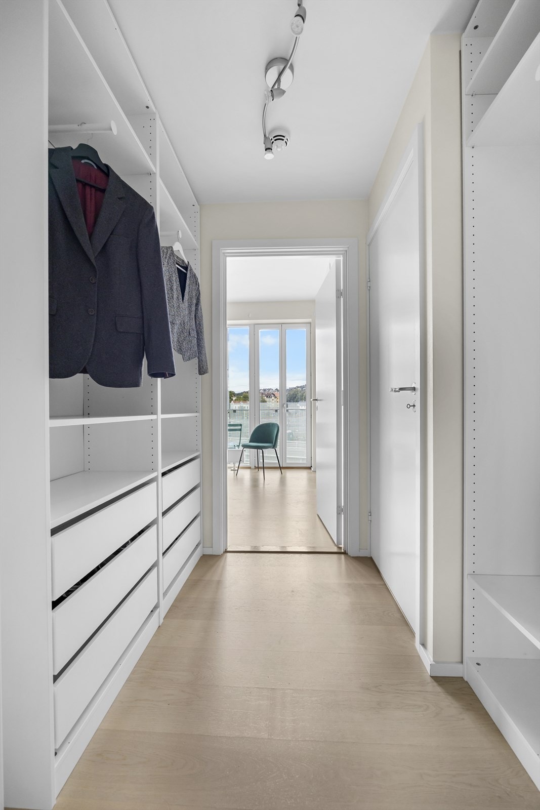 Praktisk mellomgang i tilknytning til hovedsoverommet. Gangen er i dag innredet som walk-in-garderobe Galleribilde