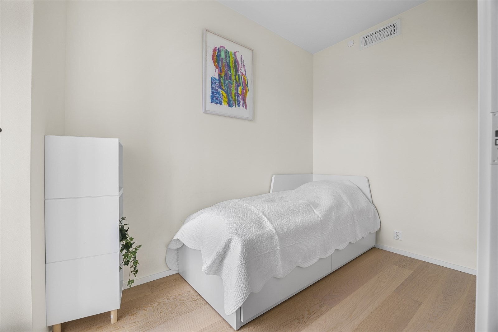 Det andre soverommet er romslig med plass til seng, nattbord og garderobeskap/kommode Galleribilde