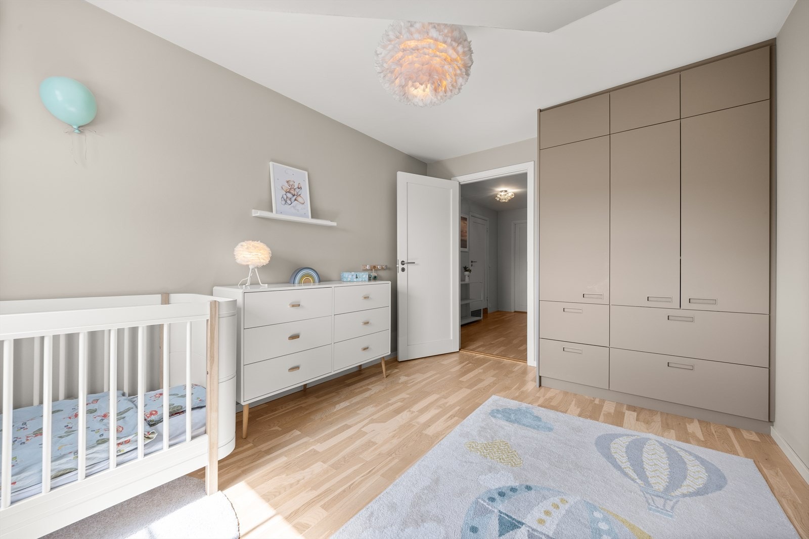 Etablert plassbygd garderobeskap for oppbevaring Galleribilde