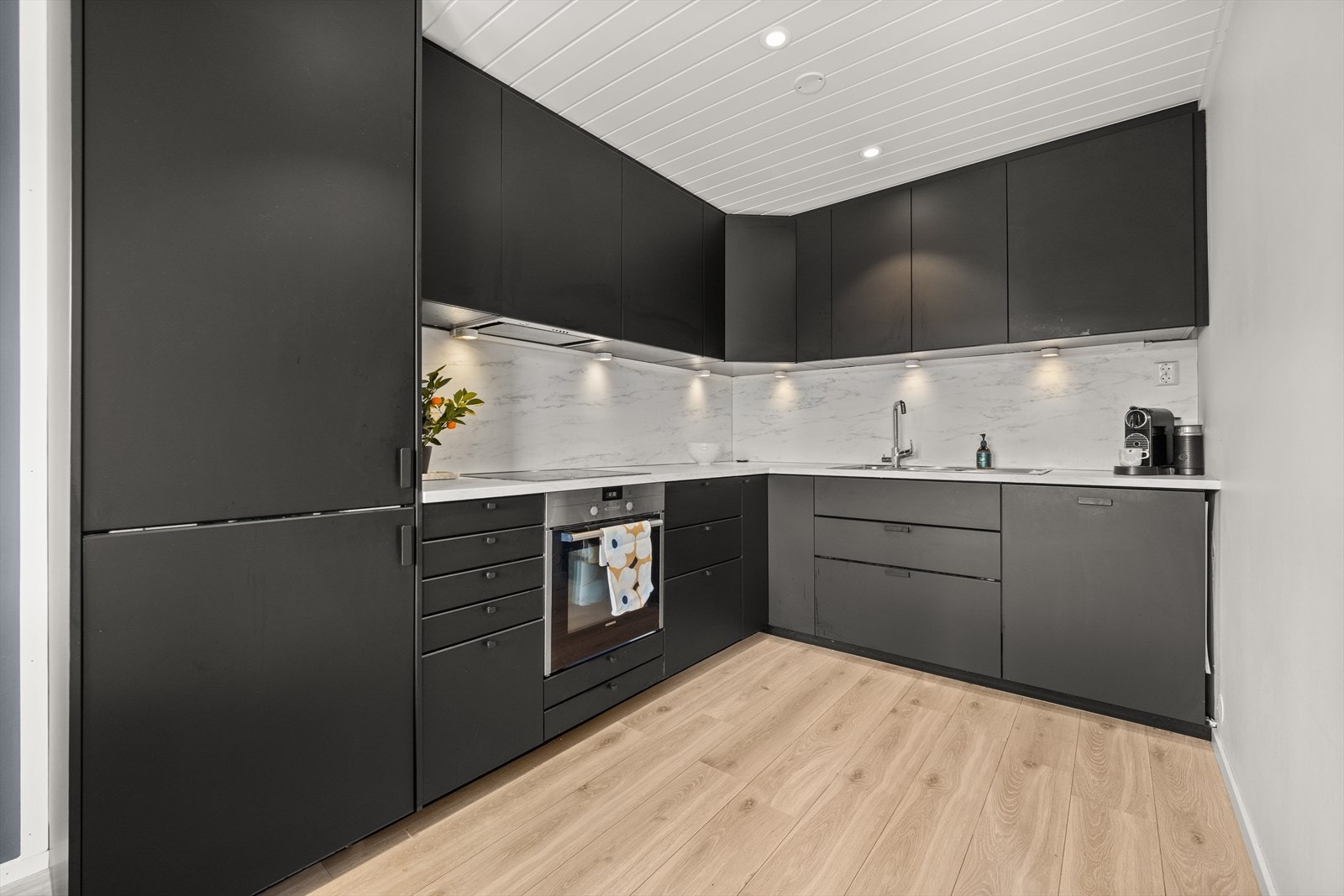 Kjøkkenet har innredning fra Ikea samt integrerte hvitevarer Galleribilde