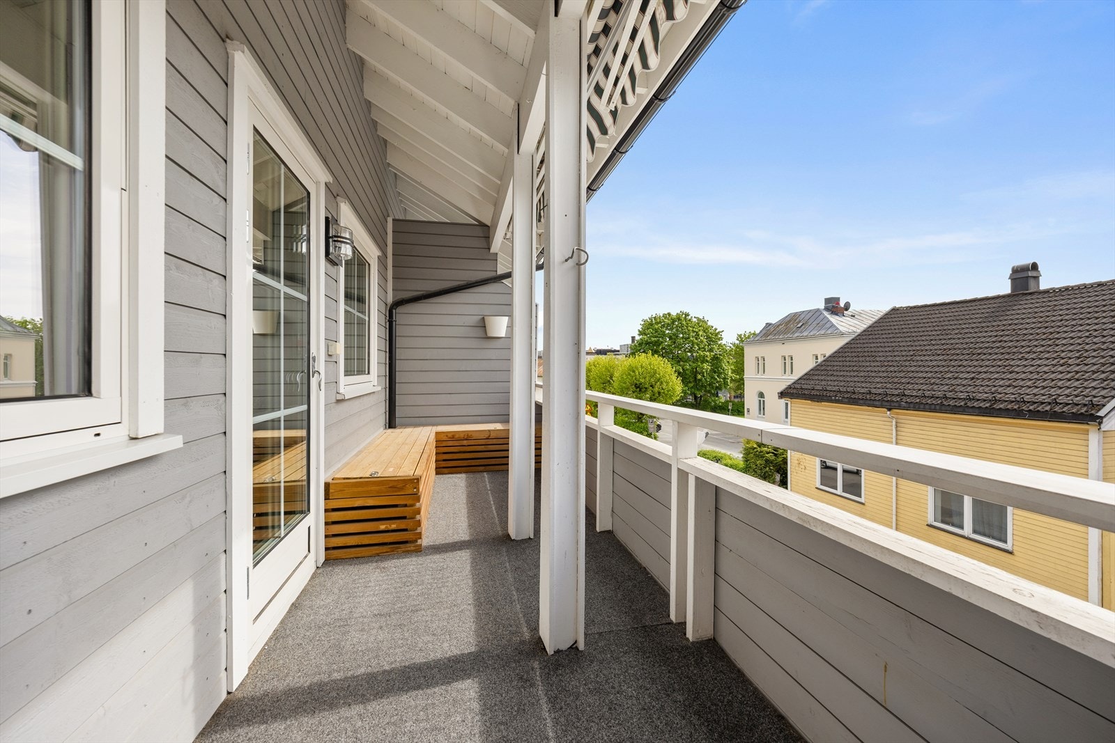Fra stuen er det adkomst til overbygd balkong Galleribilde