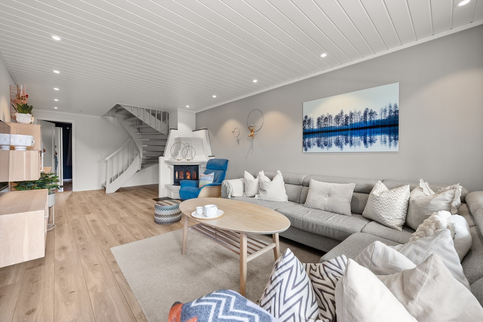 Stuen har lekre overflater med slette malte vegger, samt innfelte downlights i tak for tilpasset belysning Galleribilde