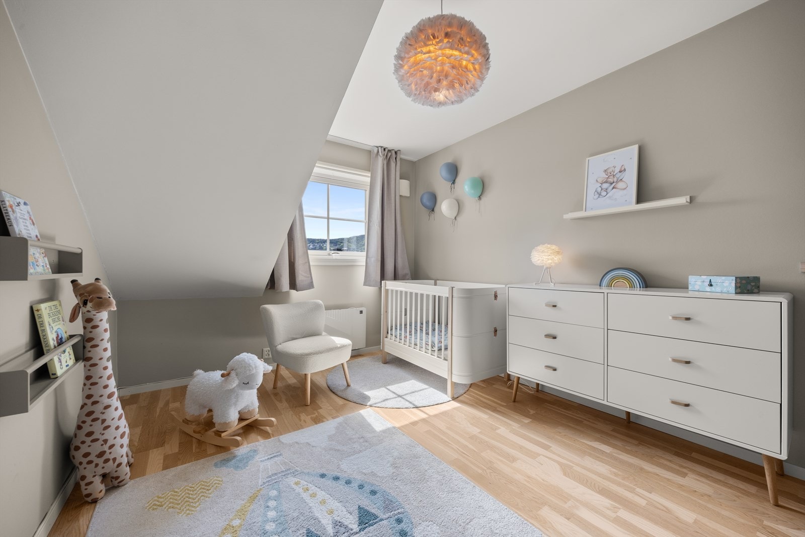 Lyst og pent soverom som passer perfekt som barnerom Galleribilde