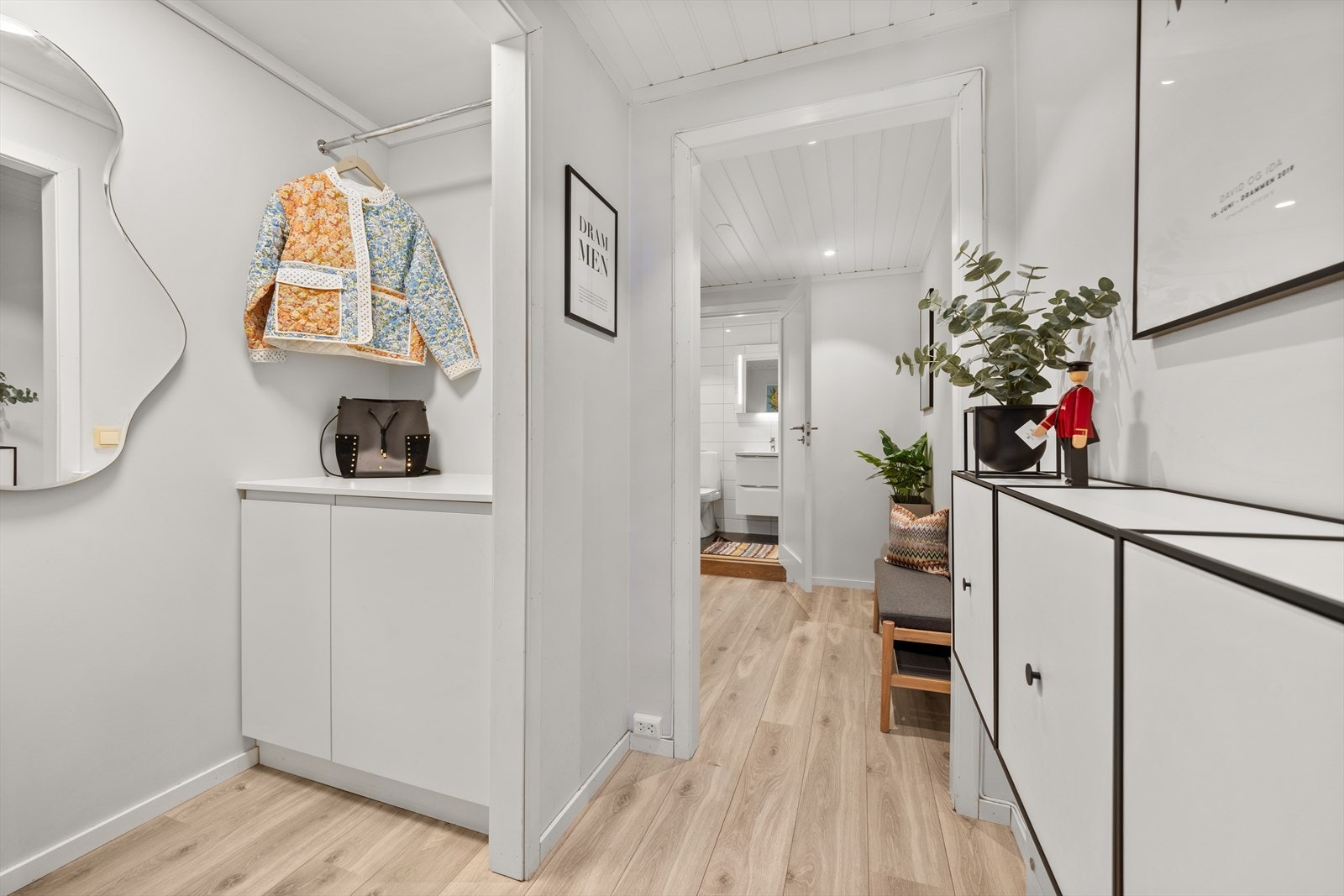Praktisk entré med plass for oppbevaring Galleribilde