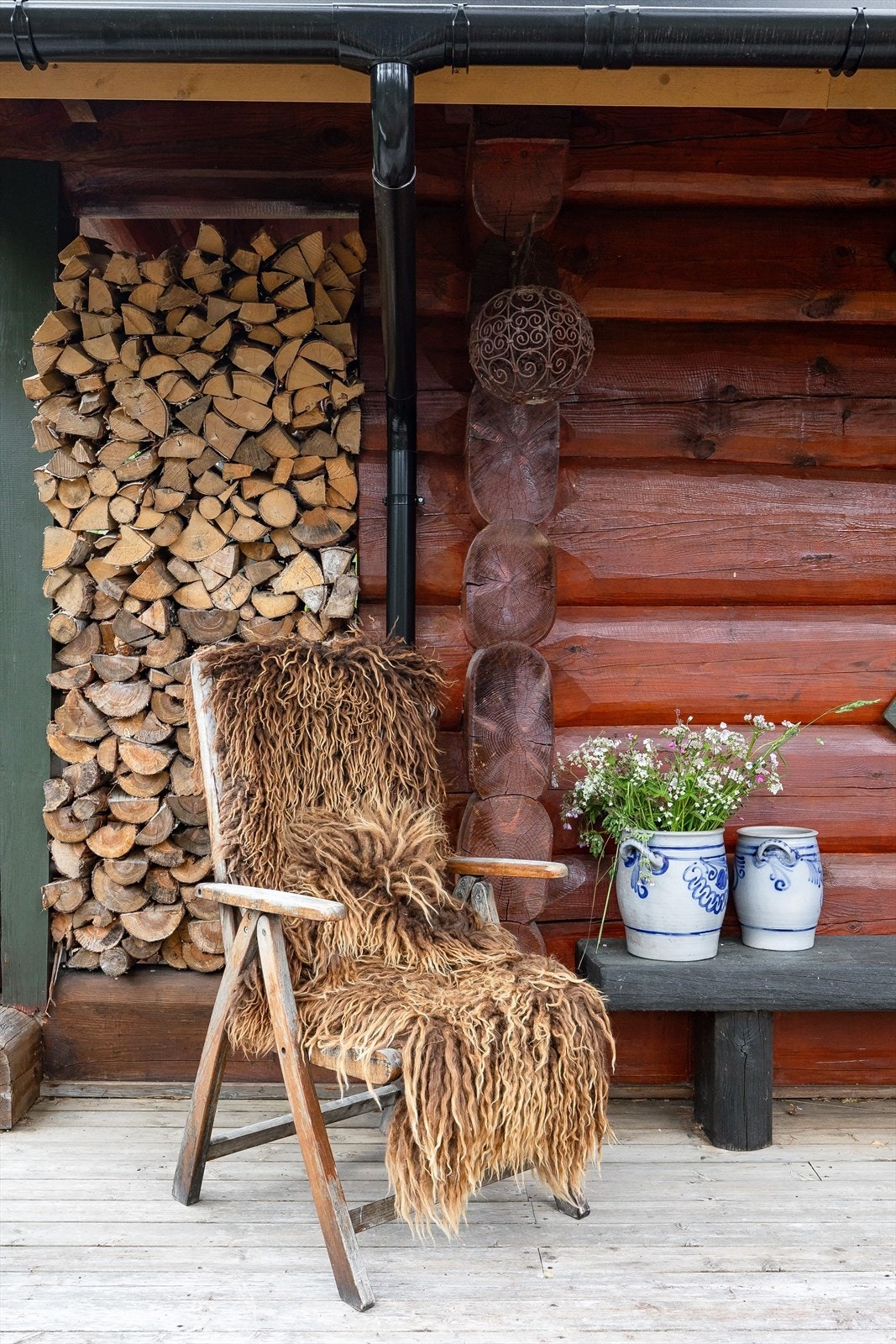 Hytta har mange fine detaljer og en unik atmosfære som bør oppleves! Galleribilde