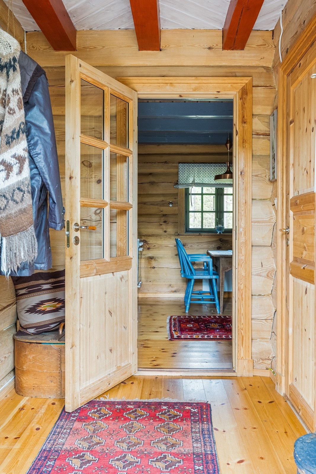 Når du entrer hytta kommer du inn i en hyggelig entré med plass til sko og oppheng av yttertøy. Galleribilde