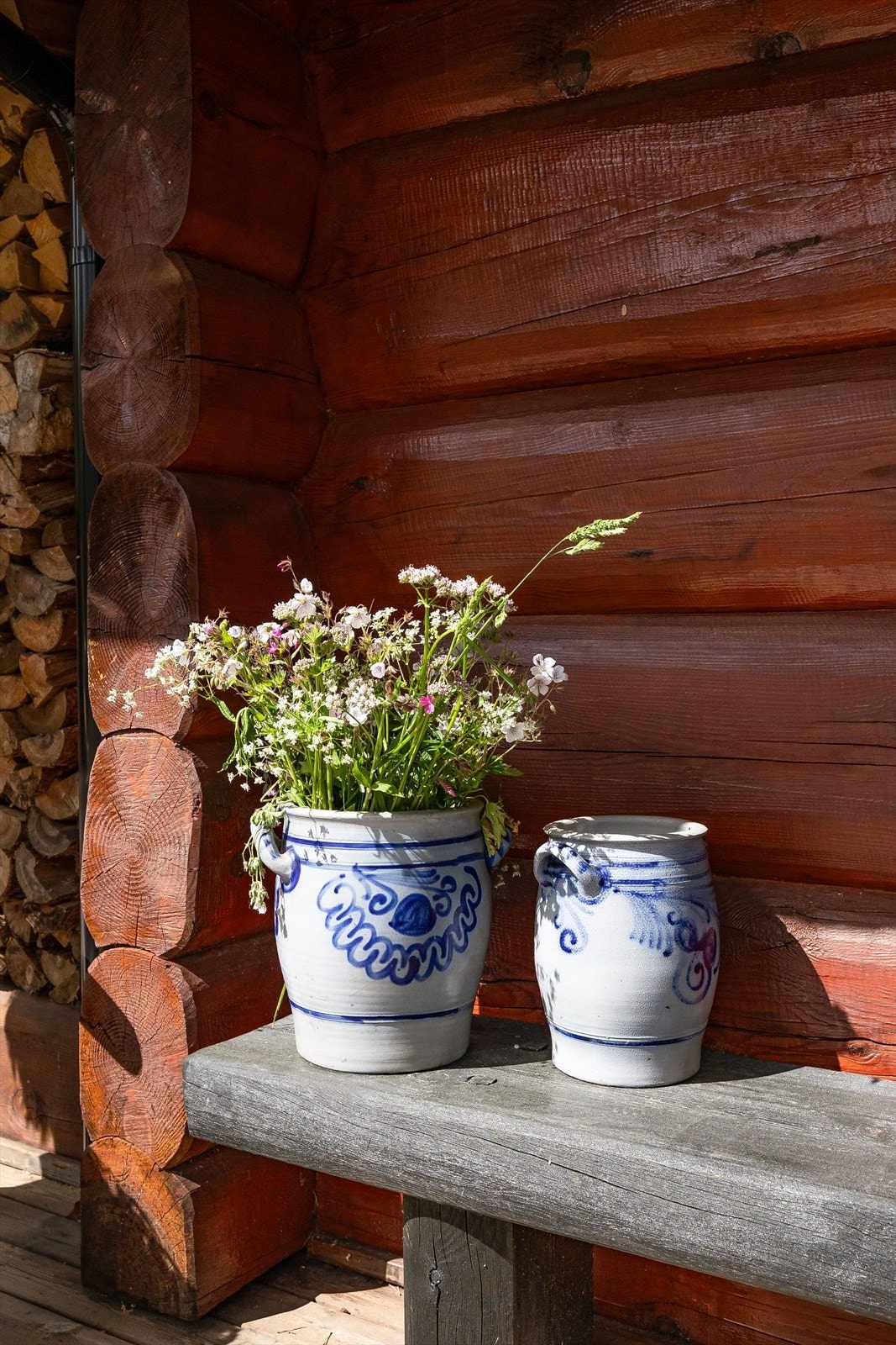 Yttervegger av håndlaftet tømmer som ble overflatebehandlet sist i ca. 2021. Galleribilde