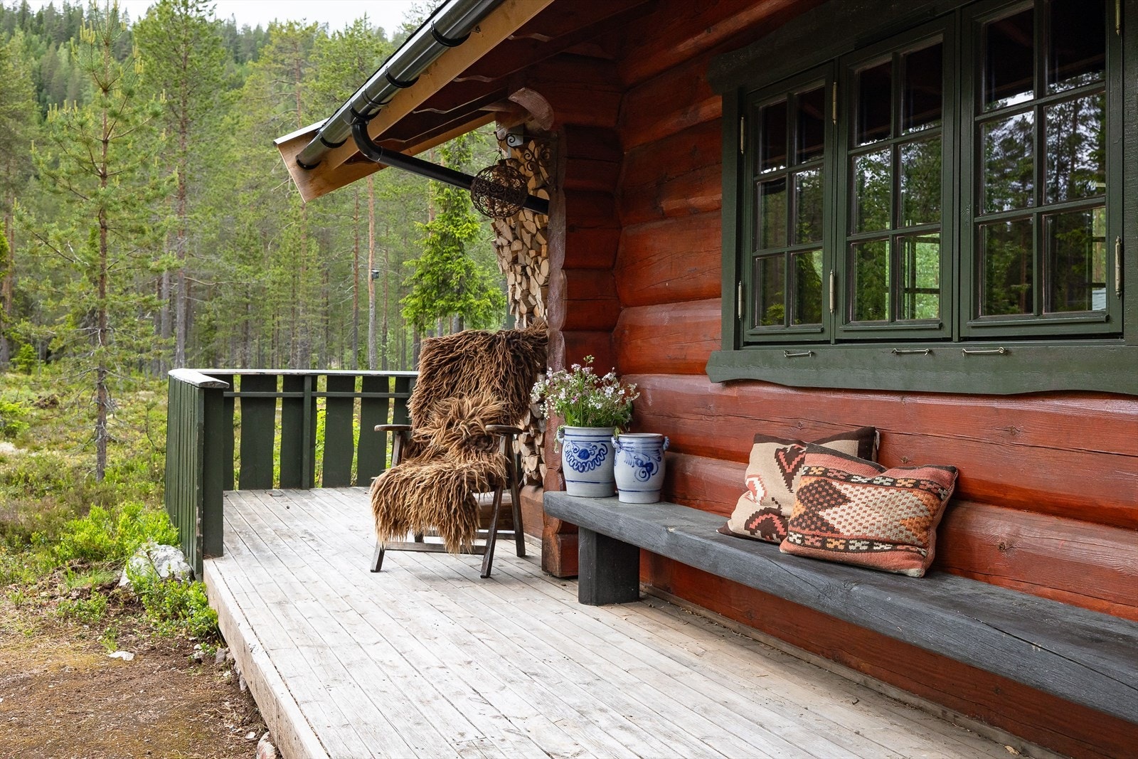 Du ønskes velkommen inn via en delvis overbygget terrasse mot syd. Galleribilde