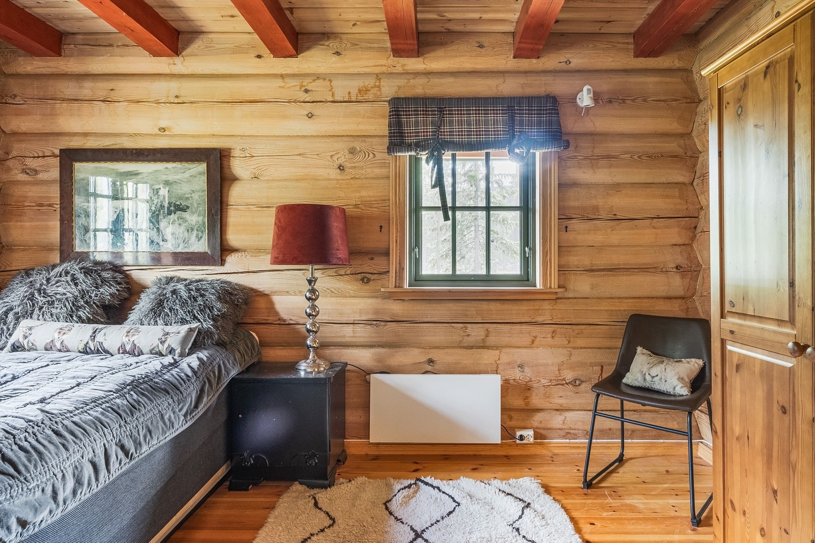 Det er også ytterligere plass til en kontorpult eller kommode, samt oppbevaringsplass i garderobeskap som medfølger i handelen. Galleribilde