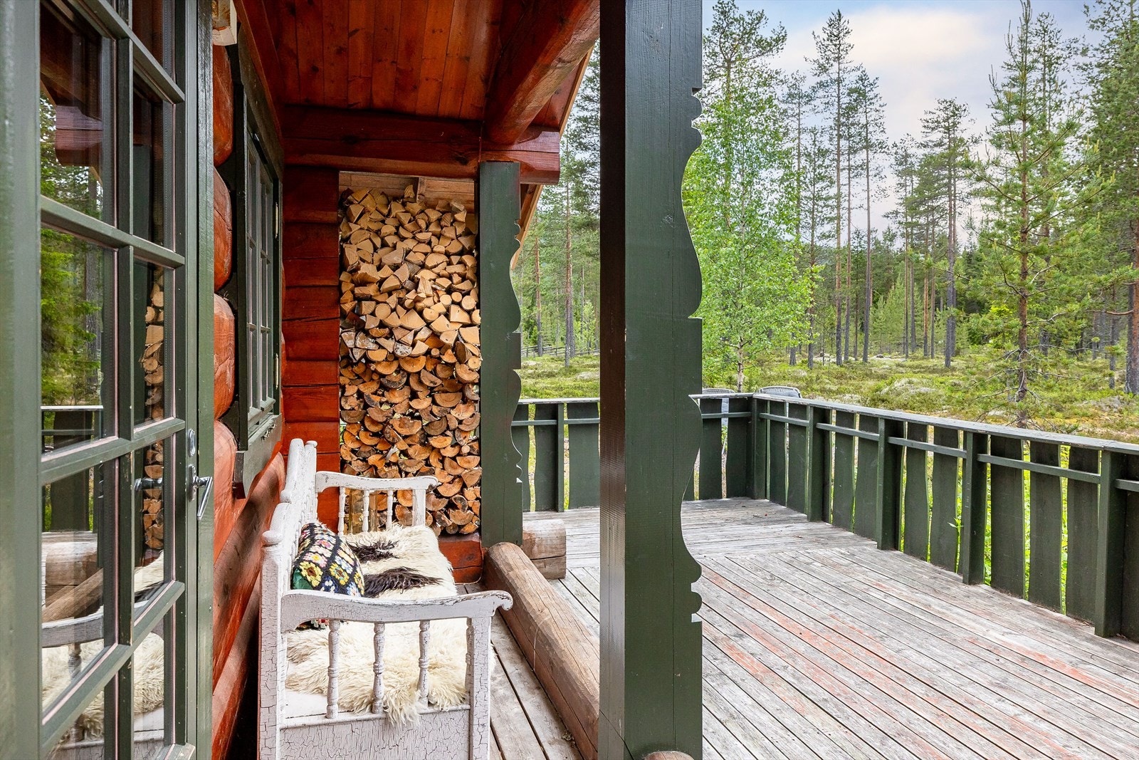 Engeren er kjent for sitt klare vann og fredelige omgivelser, perfekt for bading, kano- og kajakkturer, eller bare nyte stillheten ved vannkanten. Innsjøen byr også på gode fiskemuligheter for både hobbyfiskeren og den erfarne sportsfiskeren. Galleribilde