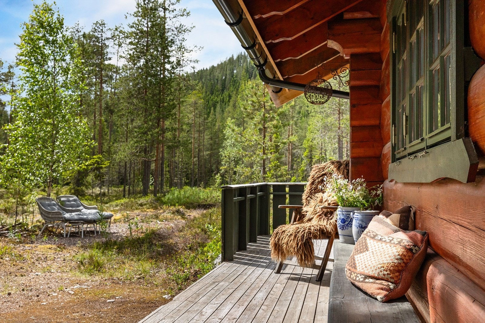 Terrassen strekker seg langs to sider av hytta, solrikt mot både syd og vest! Eiendommen ligger vakkert til helt sør for innsjøen Engeren, og har dermed enkel tilgang til både naturopplevelser og vannaktiviteter. Galleribilde