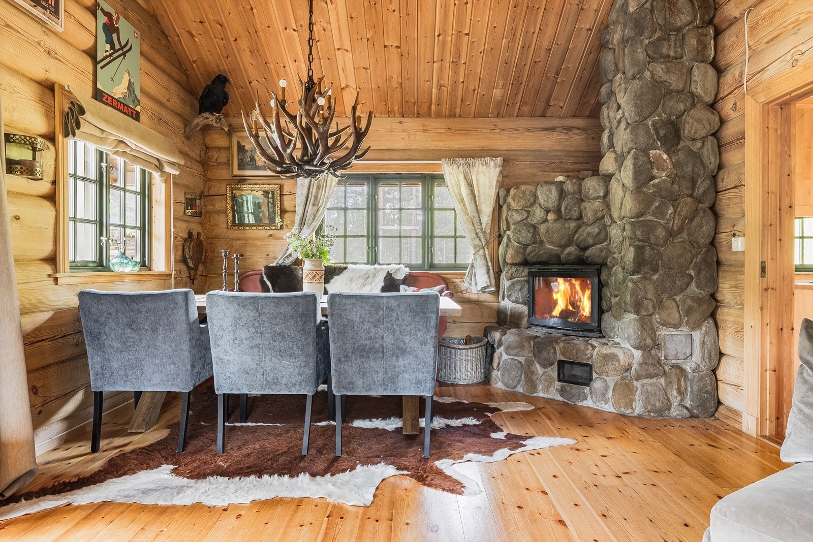 Stuen er romslig og kan enkelt innredes med både sofagruppe og et stort spisebord. I hjørnet av stuen er det en nydelig peis av naturstein med peisinnsats. Galleribilde