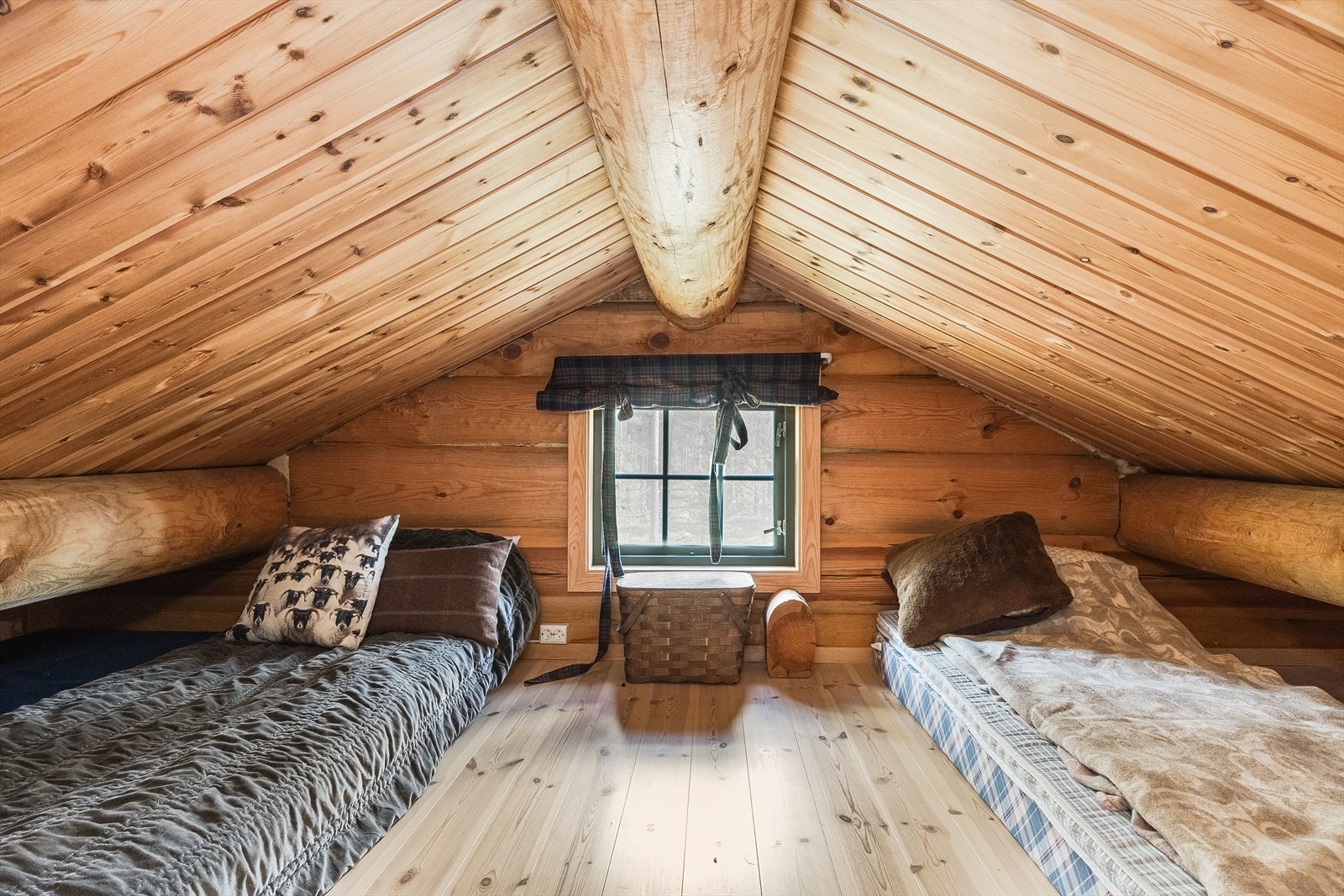 Hems innredet med sengeplasser. Hytta har 2 hemser; en over kjøkken på ca. 11m² og en over soverom på ca. 19m². Hemsene har ikke måleverdig areal og er ikke godkjente for varig opphold. Galleribilde