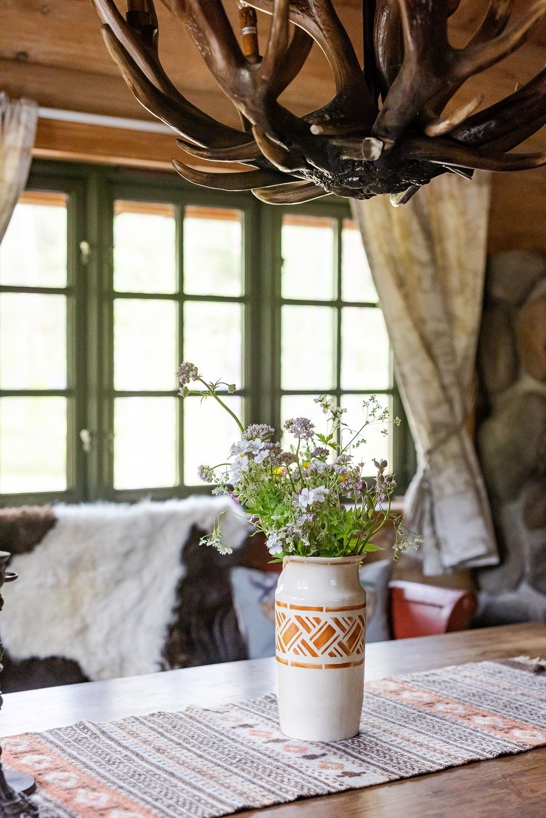 Eiendommen ligger i et vakkert landskap med skog, innsjøer og fjell, ideelt for friluftsliv og naturopplevelser. Området byr på flotte turmuligheter, både sommer og vinter, med stier og løyper for fotturer og langrenn. Galleribilde