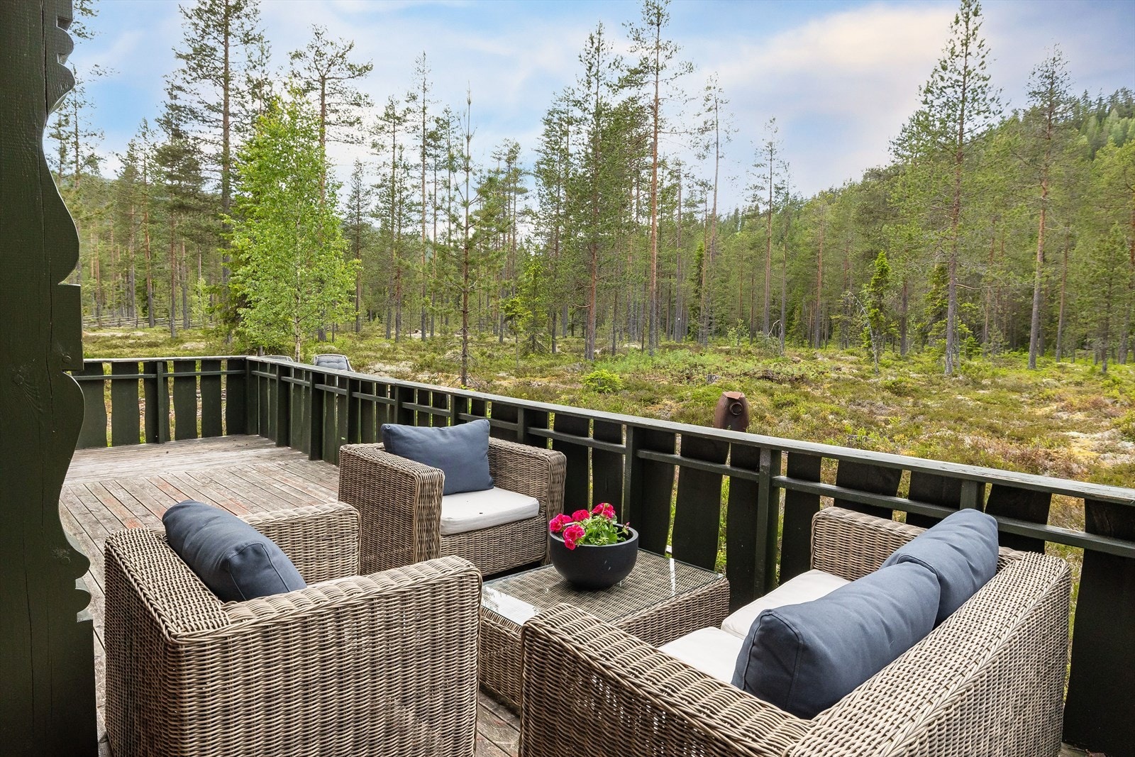 Beliggenheten mot vest sørger for gode solforhold. Dette området er ideelt for de som søker en kombinasjon av ro, naturskjønnhet og tilgang til et aktivt friluftsliv! Galleribilde