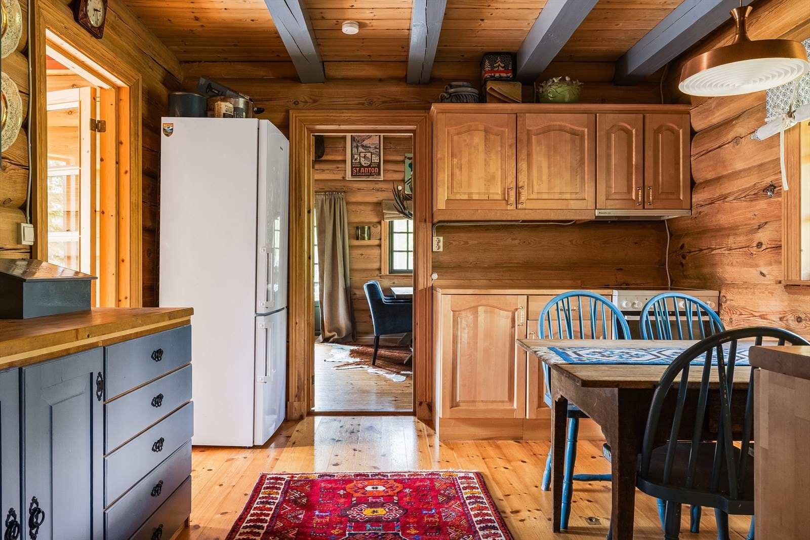 Kjøkken ligger som et fint midtpunkt i hytta. Det er plass til et spisebord, som som gjør at også kjøkkenet blir et naturlig oppholdsrom og samlingspunkt. Galleribilde