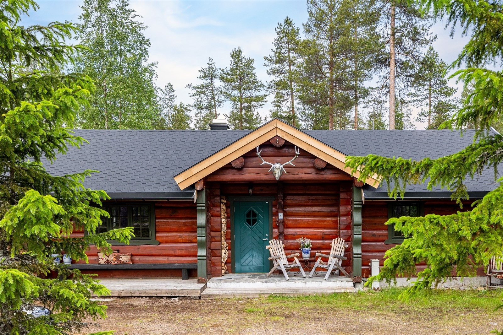 Flott håndlaftet tømmerhytte fra 2000 med nytt tak i 2024 og solrik terrasse mot vest. Galleribilde