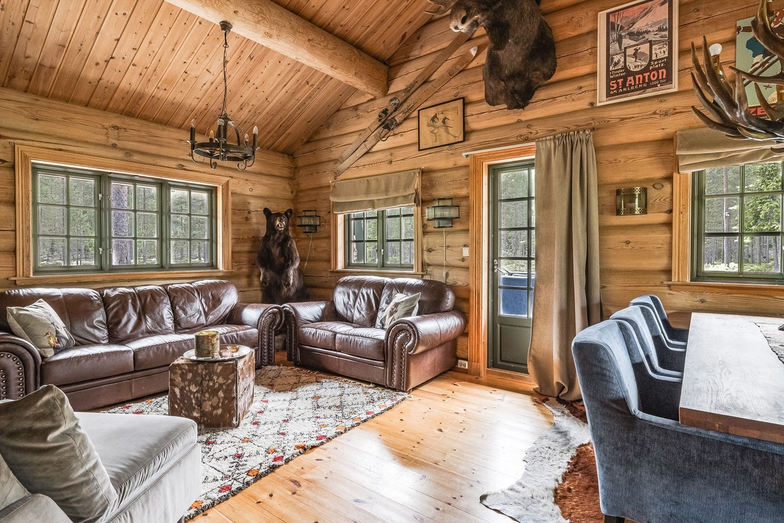 Stuen har flere vindusflater mot totalt 3 ulike himmelretninger som sørger for rikelig med naturlig lys. Lysinnslippet sammen med den ekstra gode takhøyden gir en luftig romfølelse. Galleribilde