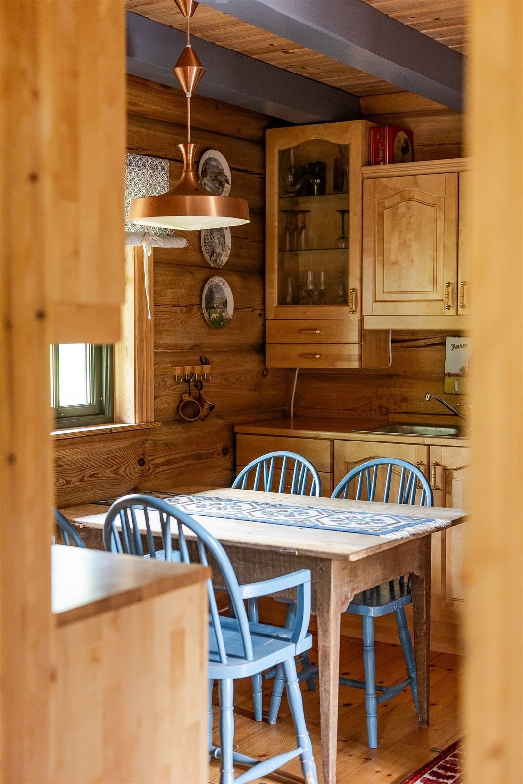 Hytta har en koselig separat kjøkken med spiseplass. Galleribilde