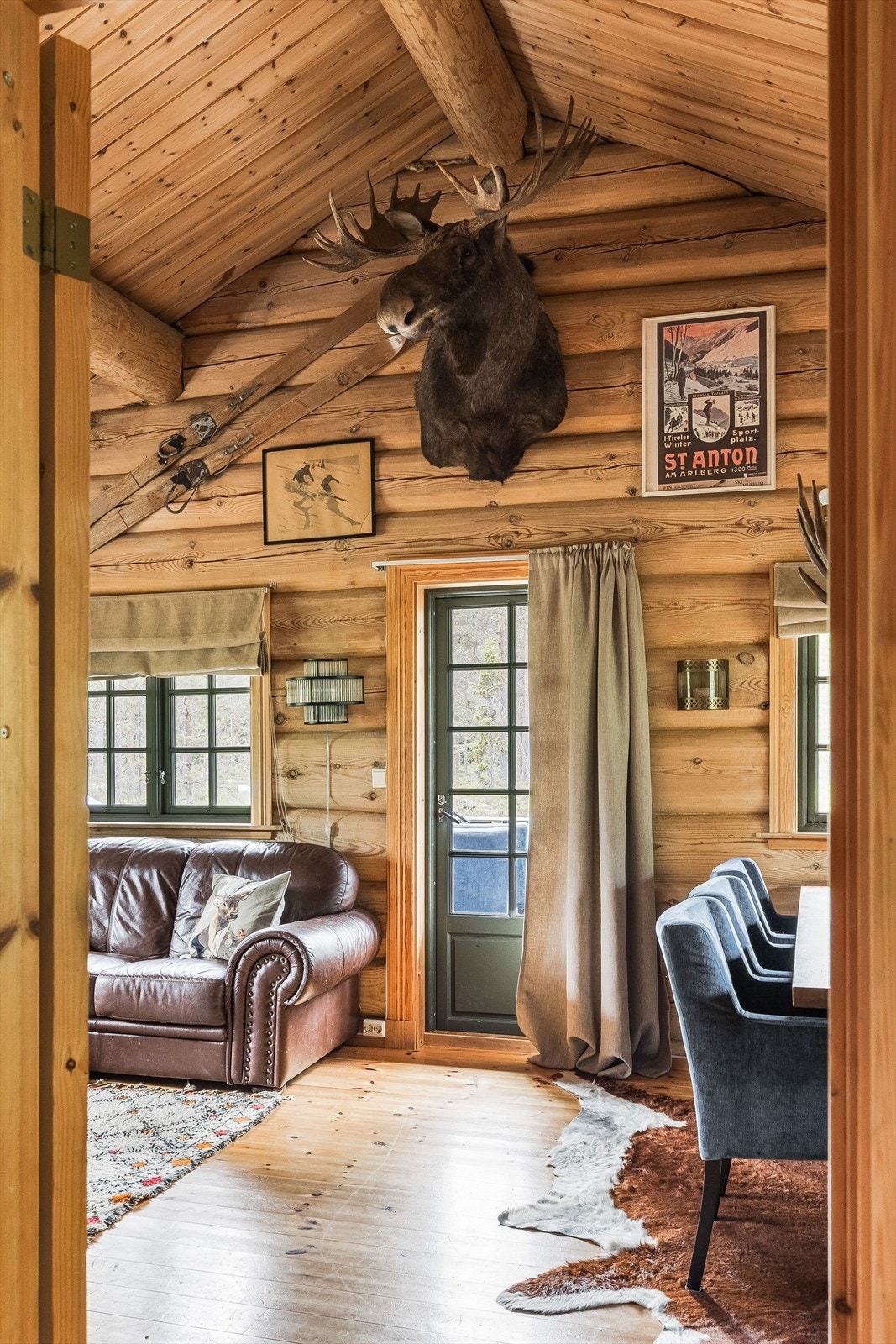 Stuen er det naturlige oppholdsrommet i hytta, og er et utrolig fint rom for både avkobling og hygge. Galleribilde