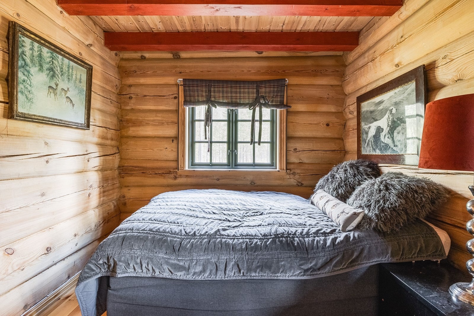 Soverommet er i dag innredet med en dobbeltseng med tilhørende nattbord. Galleribilde