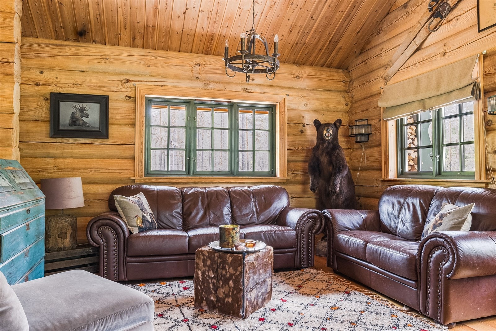 Stuen har god standard med lakkerte tregulv, laftet tømmervegger og mønet himling med synlige rundstokker. Galleribilde