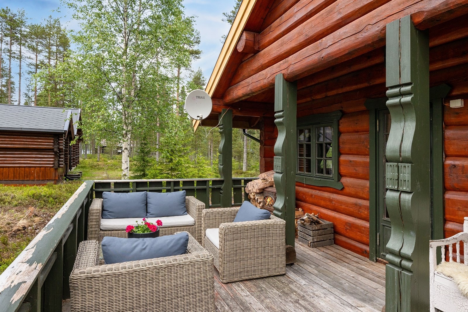 Fra stuen er det utgang til en solrik vestvendt terrasse på ca. 46m². Terrassen er delvis overbygget har terrassebord på gulv og god plass til sittegrupper etter eget ønske og behov. Galleribilde