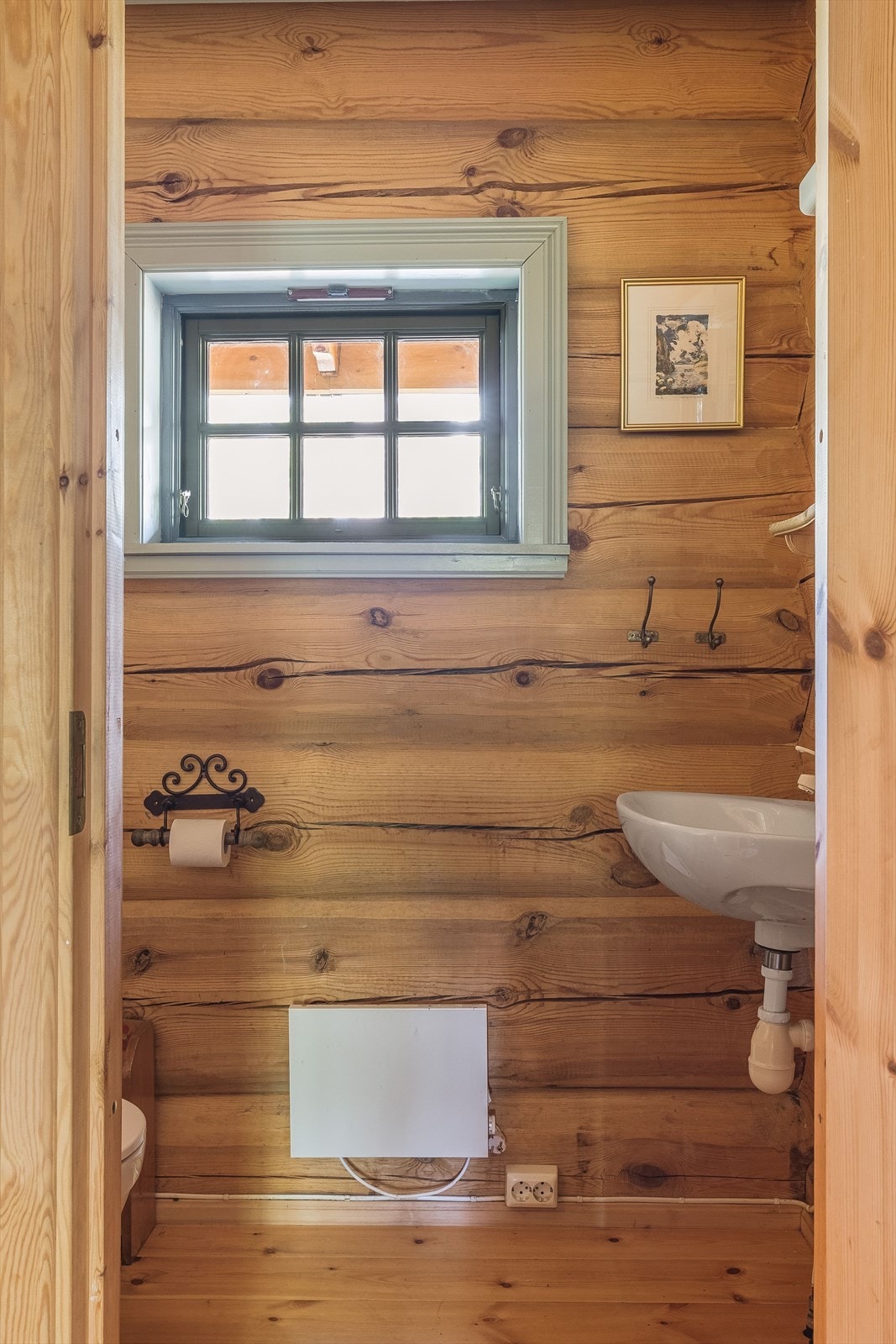 I tilknytning til soverommene er det et praktisk separert toalettrom som er utstyrt med servant, toalett og panelovn. Galleribilde