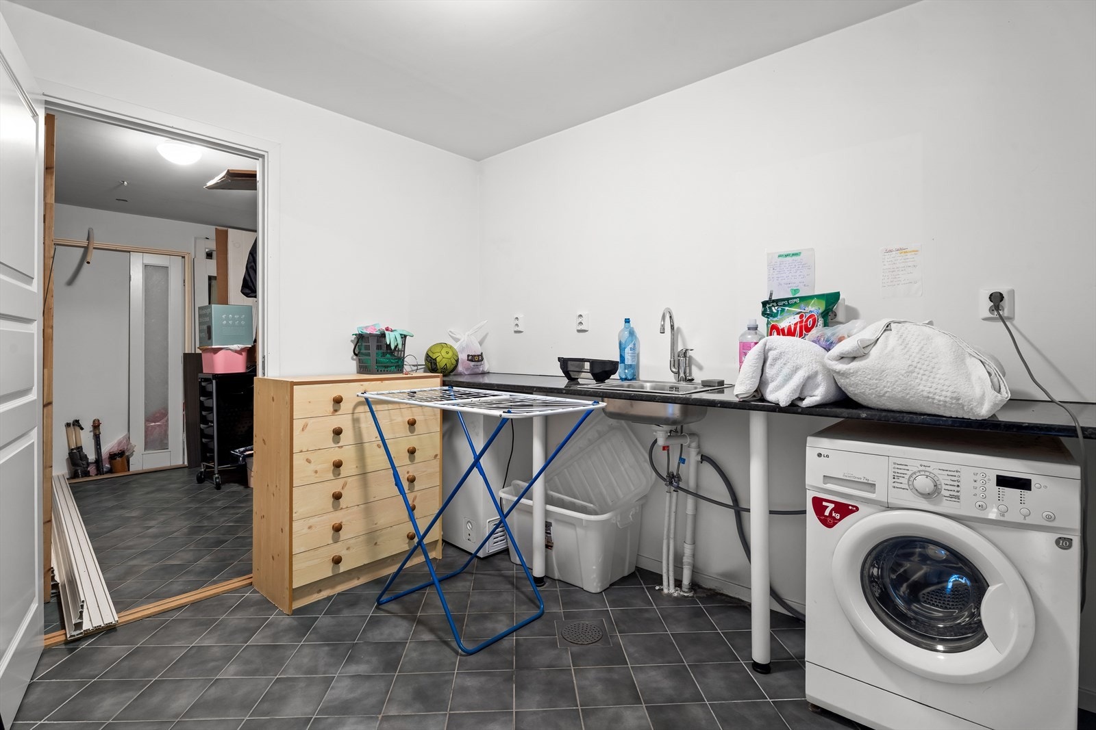 Vaskerom med kum i rustfritt stål og opplegg for vaskemaskin Galleribilde