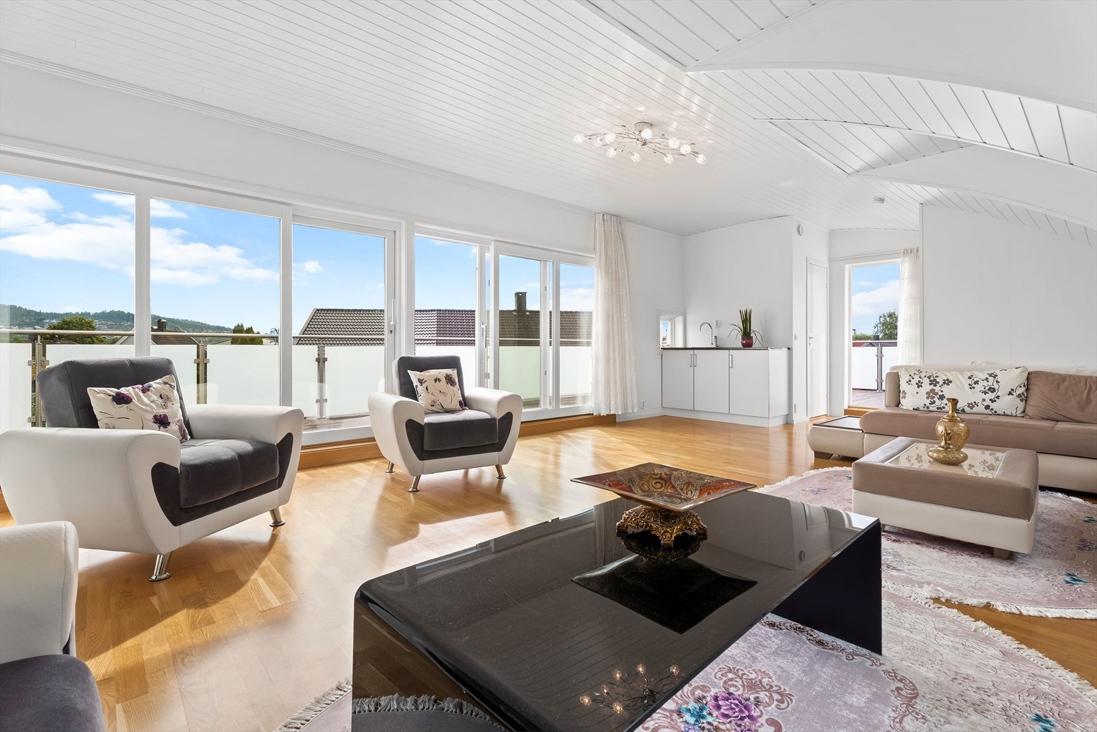 Stuen er luftig og gir rikelig med lysinnslipp Galleribilde