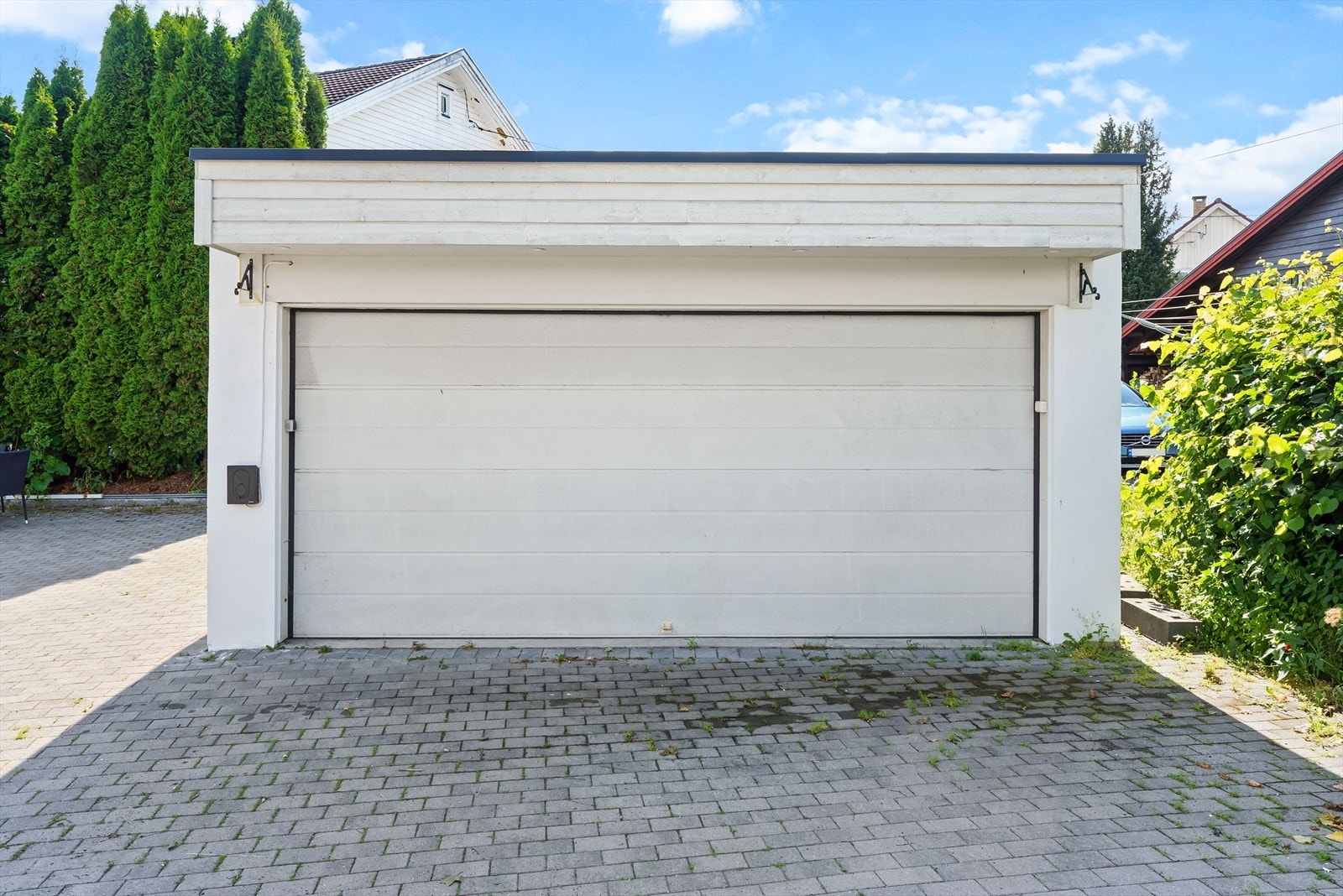 Parkering er på egen gårdsplass og i frittstående garasje med motorisert leddport Galleribilde