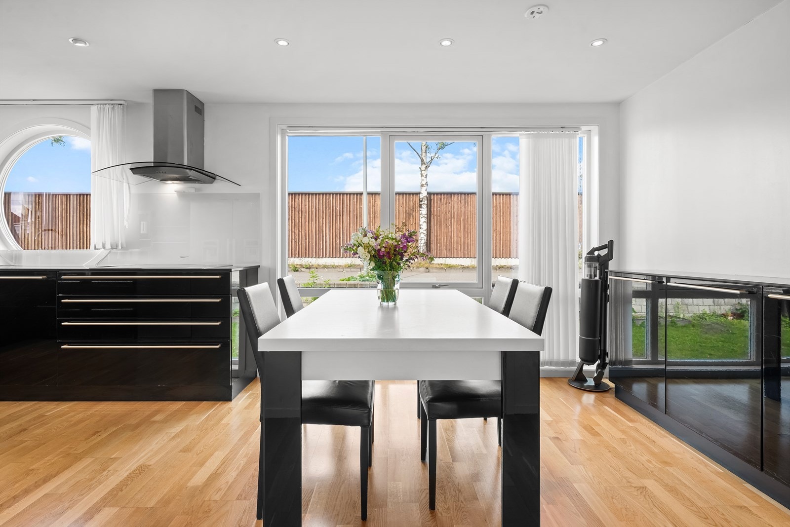 Her har du plass til ønsket spisebord Galleribilde