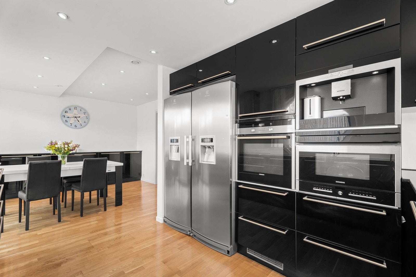 Kjøkkenet er innredet med stekeovn, platetopp, kaffemaskin, micro og oppvaskmaskin Galleribilde