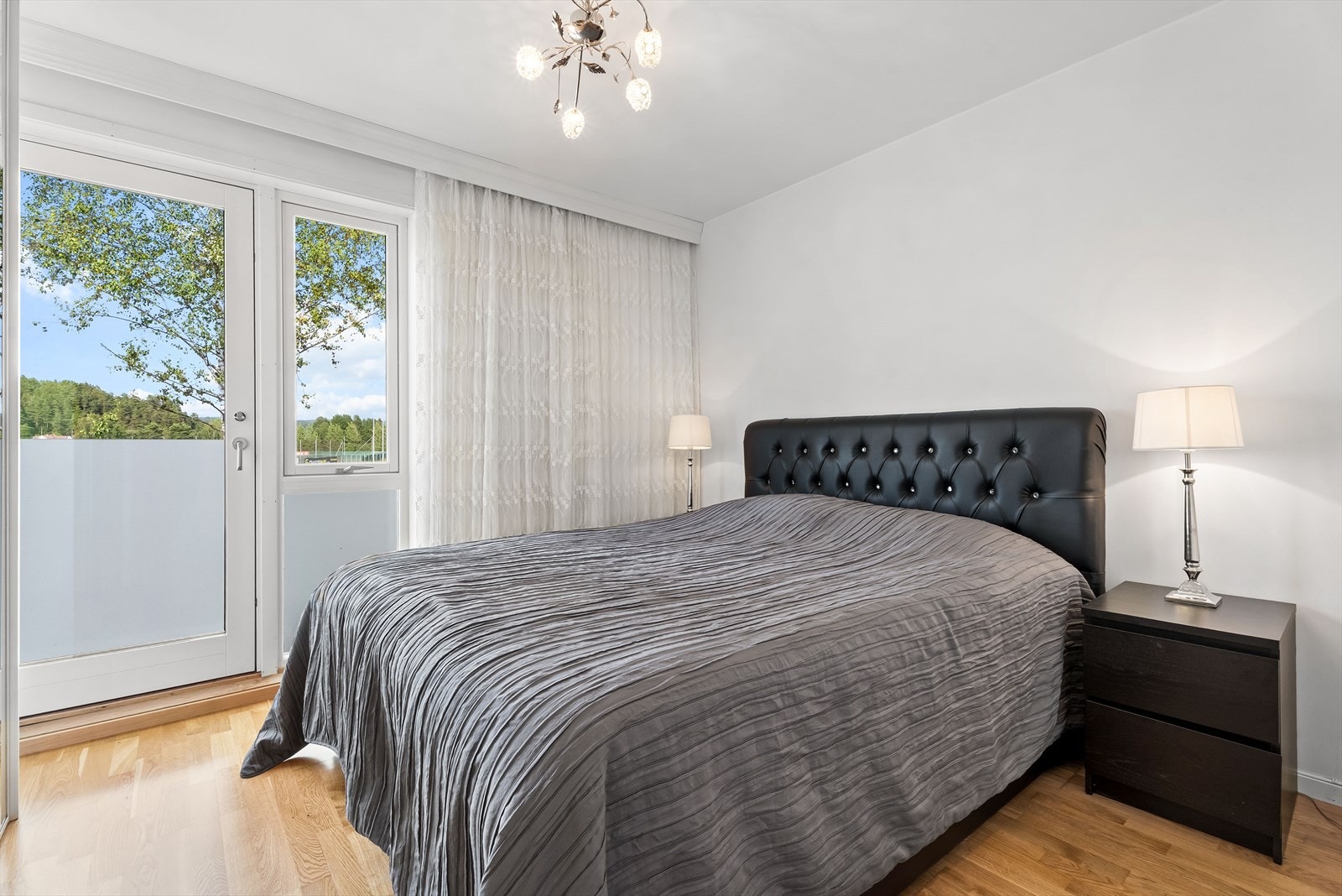 Soverom med utgang til balkong. Galleribilde