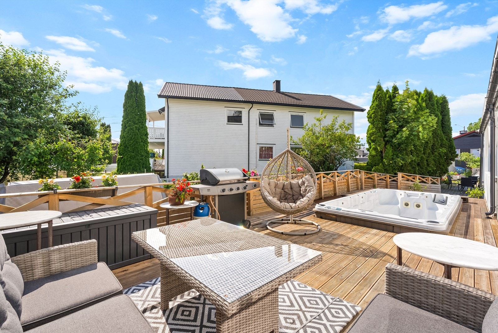 En flott halvpart av en vertikaldelt tomannsbolig over fire plan. Bør ses! Galleribilde