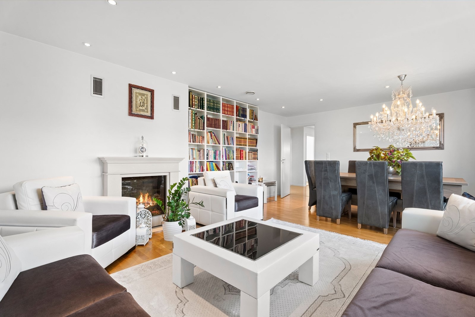 Romslig stue med plass til ønsket møblement Galleribilde