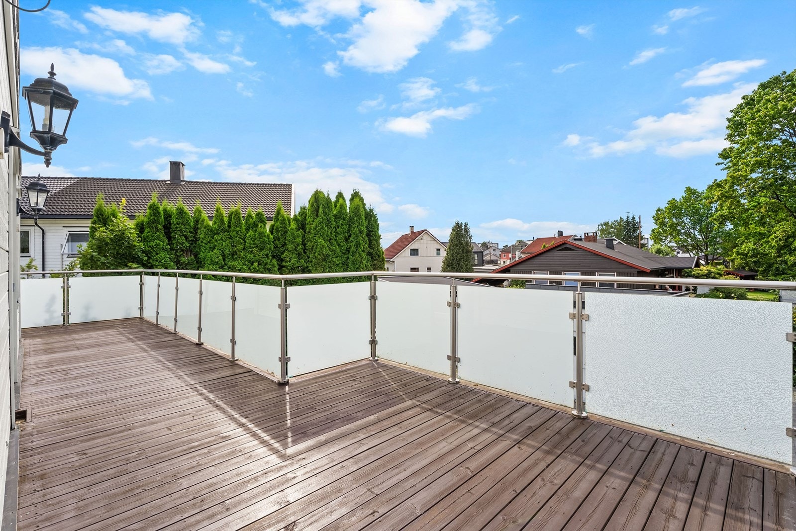 Terrassen i 2.etasje er av god størrelse og strekker seg delvis rundt boligen Galleribilde