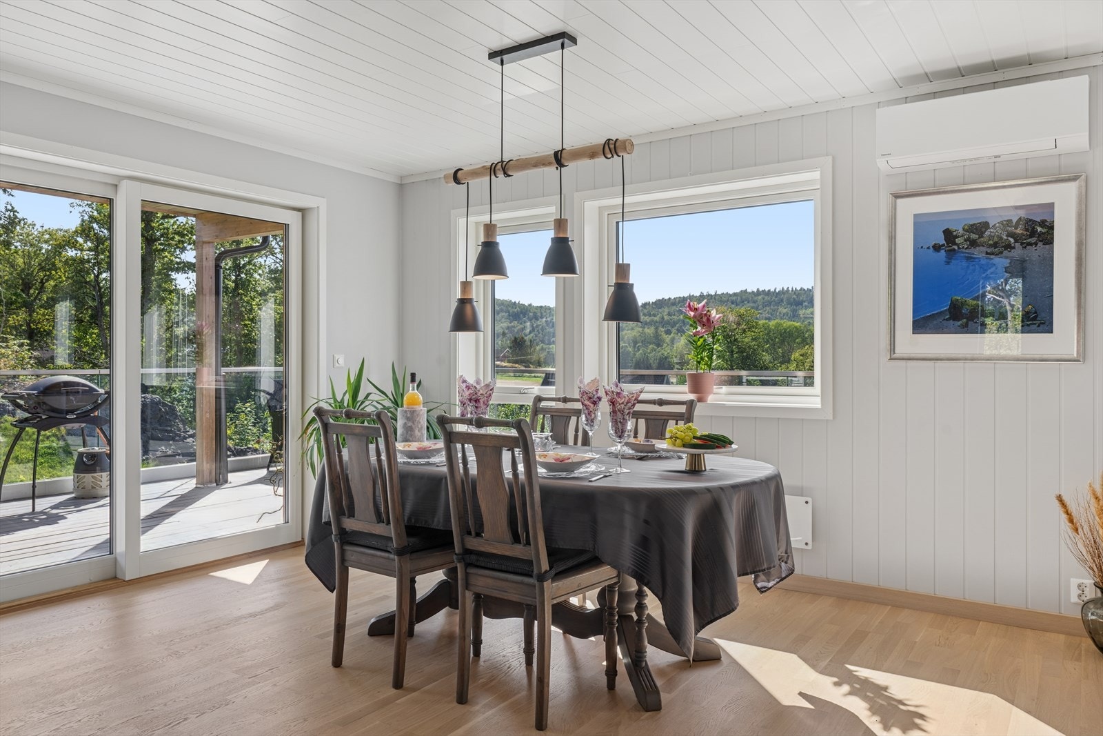 Ved spiseplassen er det utgang til terrasse via heve skyvedør Galleribilde