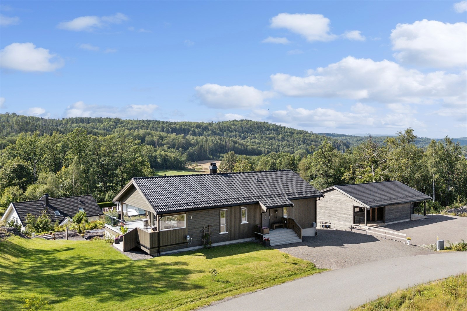 Når det kommer til daglige innkjøp, er Spar Brekkeåsen kun 8 minutter unna, mens Rema 1000 Revetal og Revetal Vinmonopol ligger 9 minutter unna. Holmestrand Toppen, med et bredere utvalg av butikker, er 16 minutter unna. Galleribilde