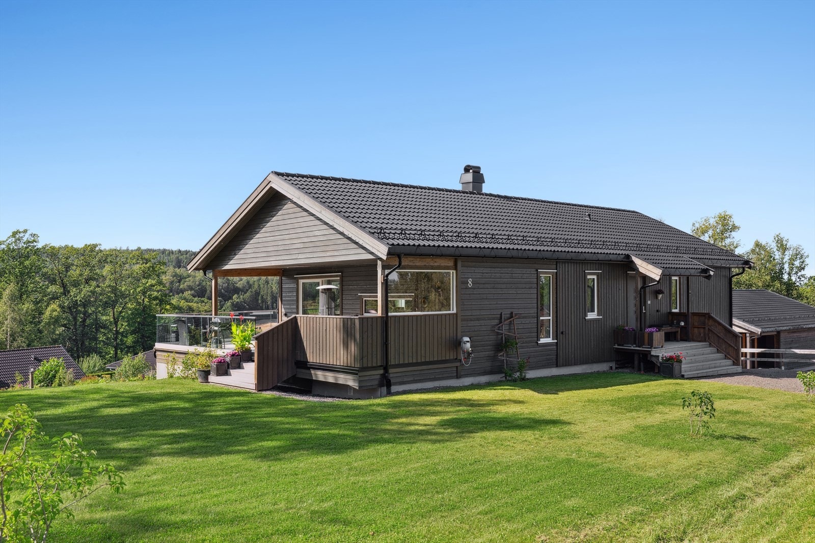 En moderne og velholdt enebolig oppført i 2022 med en god planløsning og en pent opparbeidet tomt Galleribilde