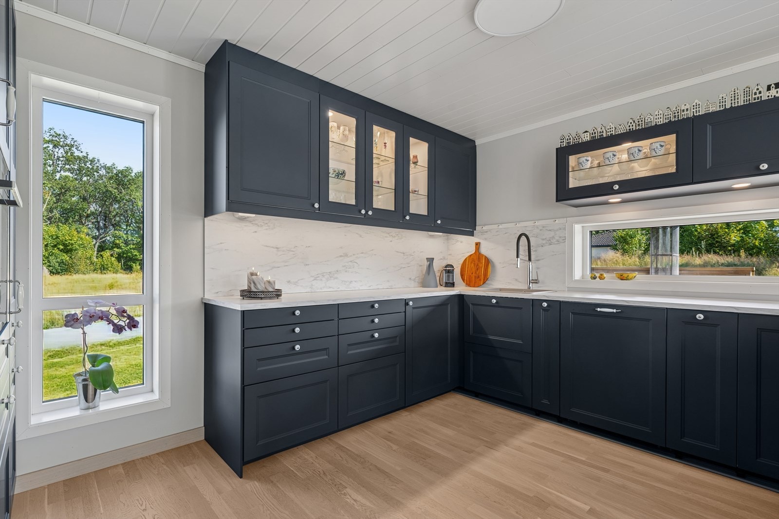 Det er god plass i skuffer og skap. Kjøkkenbenken har en god arbeidsflate med godt lys fra downlights og vindu Galleribilde