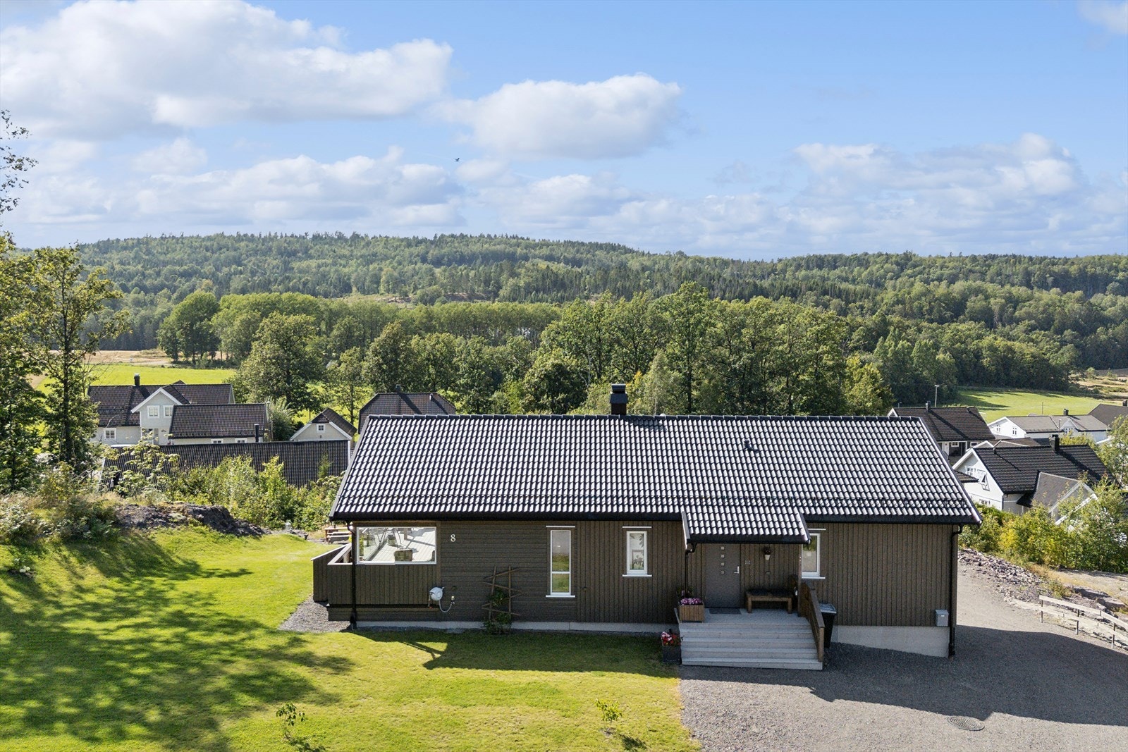 Området byr på en harmonisk blanding av natur og bekvemmeligheter, med enkel tilgang til både lokale fasiliteter og større byer. Galleribilde